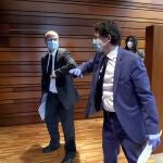 Los presidentes de la Junta y de las Cortes, Alfonso Fernández Mañueco y Luis Fuentes, se saludan con el codo antes del inicio de la sesión parlamentaria