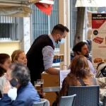 El ambiente en los bares es cada vez más animado, pese a las restricciones