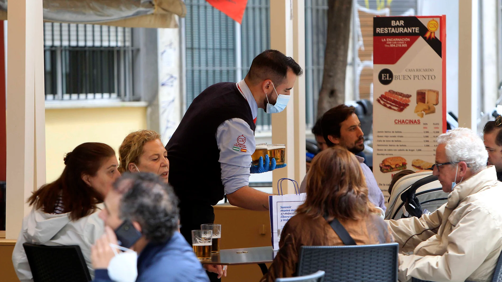 El ambiente en los bares es cada vez más animado, pese a las restricciones