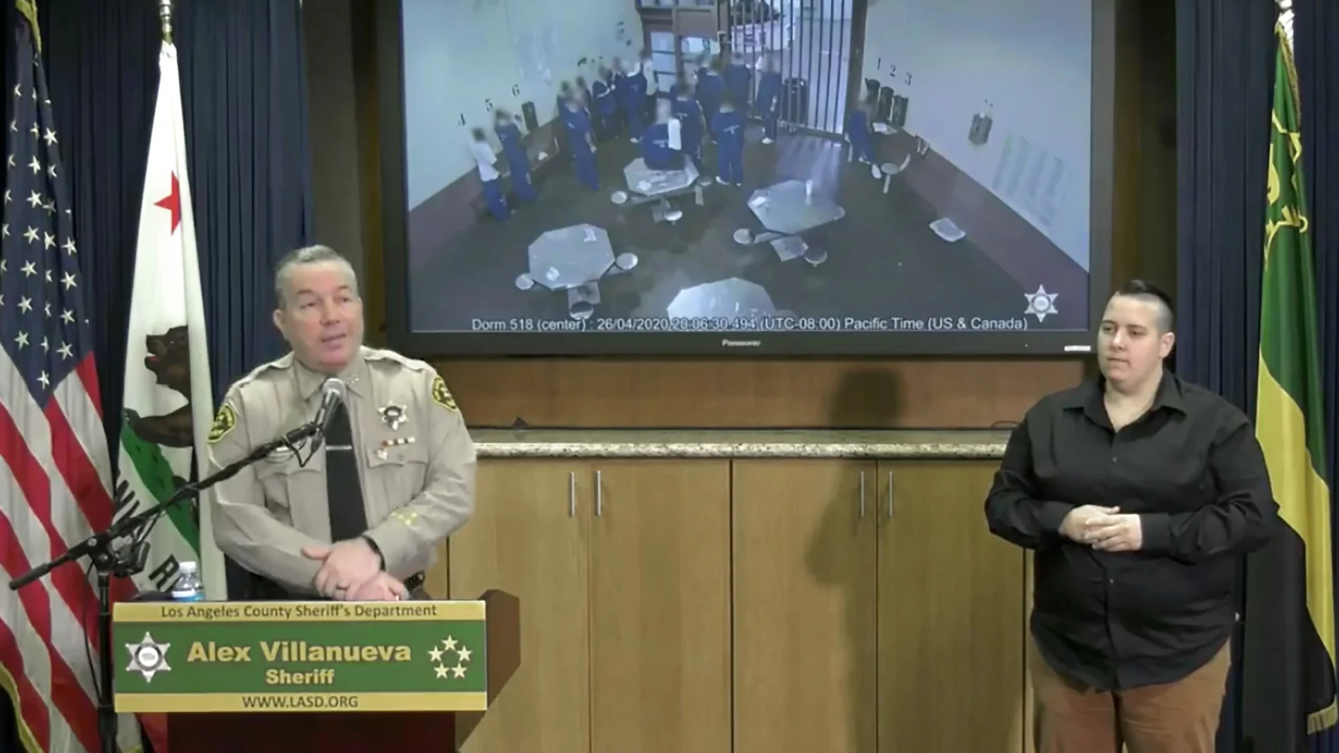 El sheriff Alex Villanueva ofreció una rueda de prensa para explicar los vídeos grabados por las cámaras de seguridad del penal donde se ve a los presos compartir botellas de agua y mascarillas