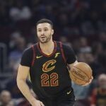 Larry Nance, jugador de los Cavaliers, con un balón de la marca Spalding