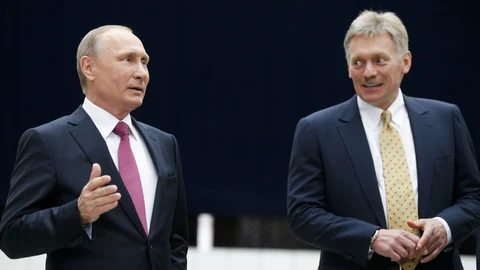 Vladimir Putin en una rueda de prensa junto a su portavoz Dmitry Peskov, en Moscú