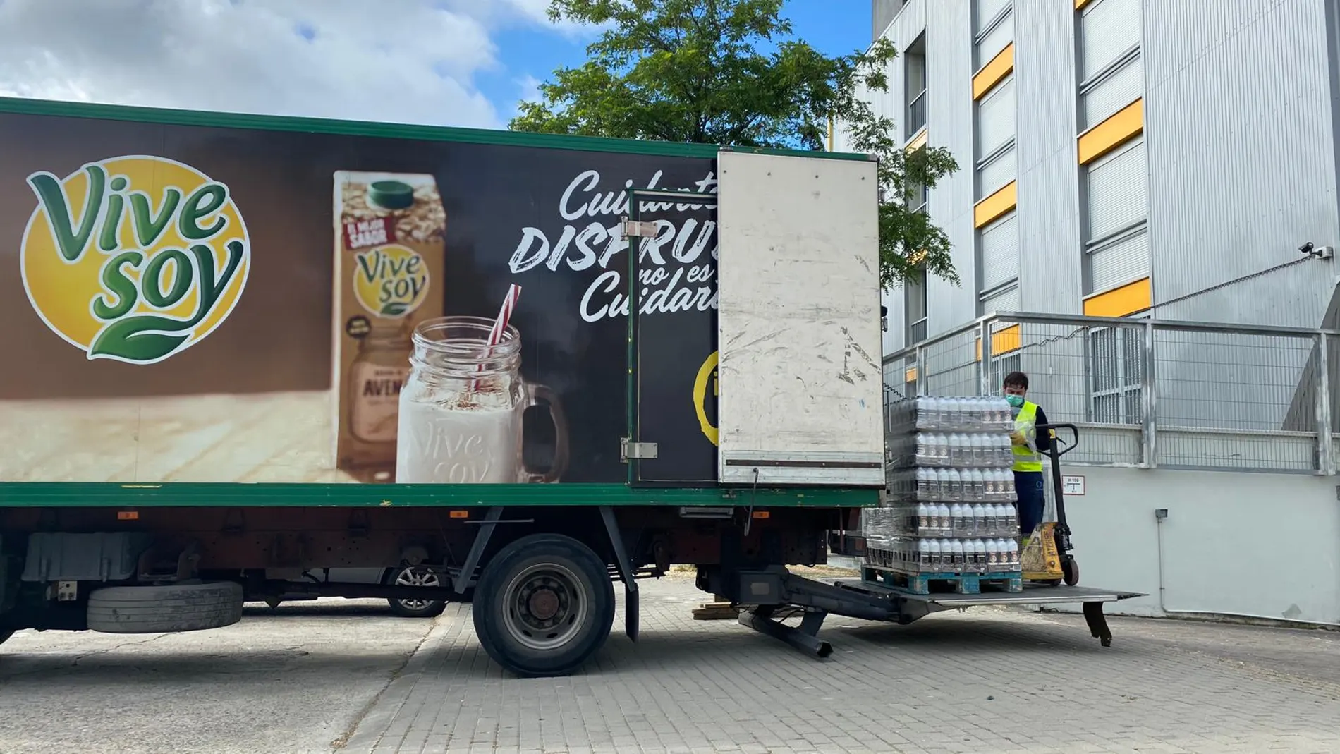 Reparto de desayunos que llevan a cabo Calidad Pascual y Cáritas