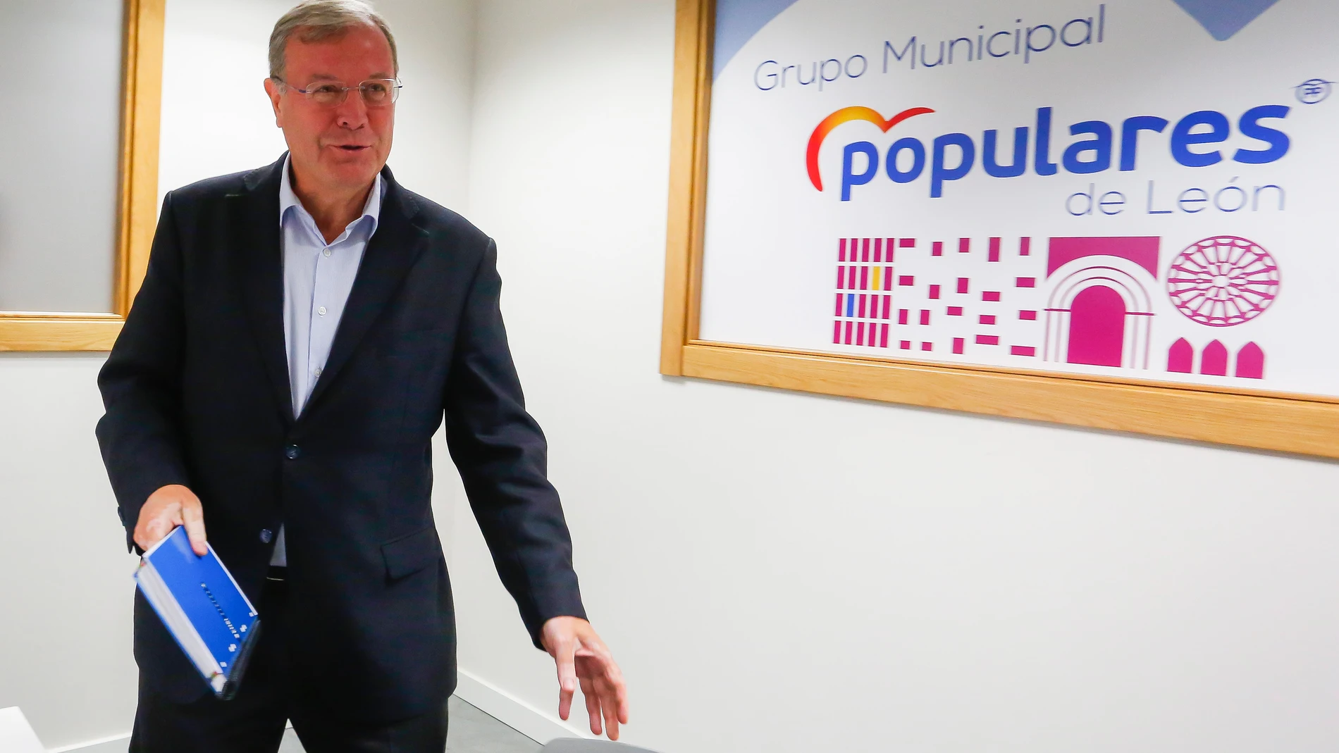 El portavoz del PP en el Ayuntamiento de León y exalcalde, Antonio Silván, ofrece una rueda de prensa