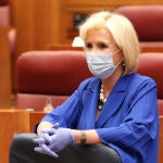 La consejera de Sanidad, Verónica Casado, con mascarilla, antes del comienzo de la sesión plenaria