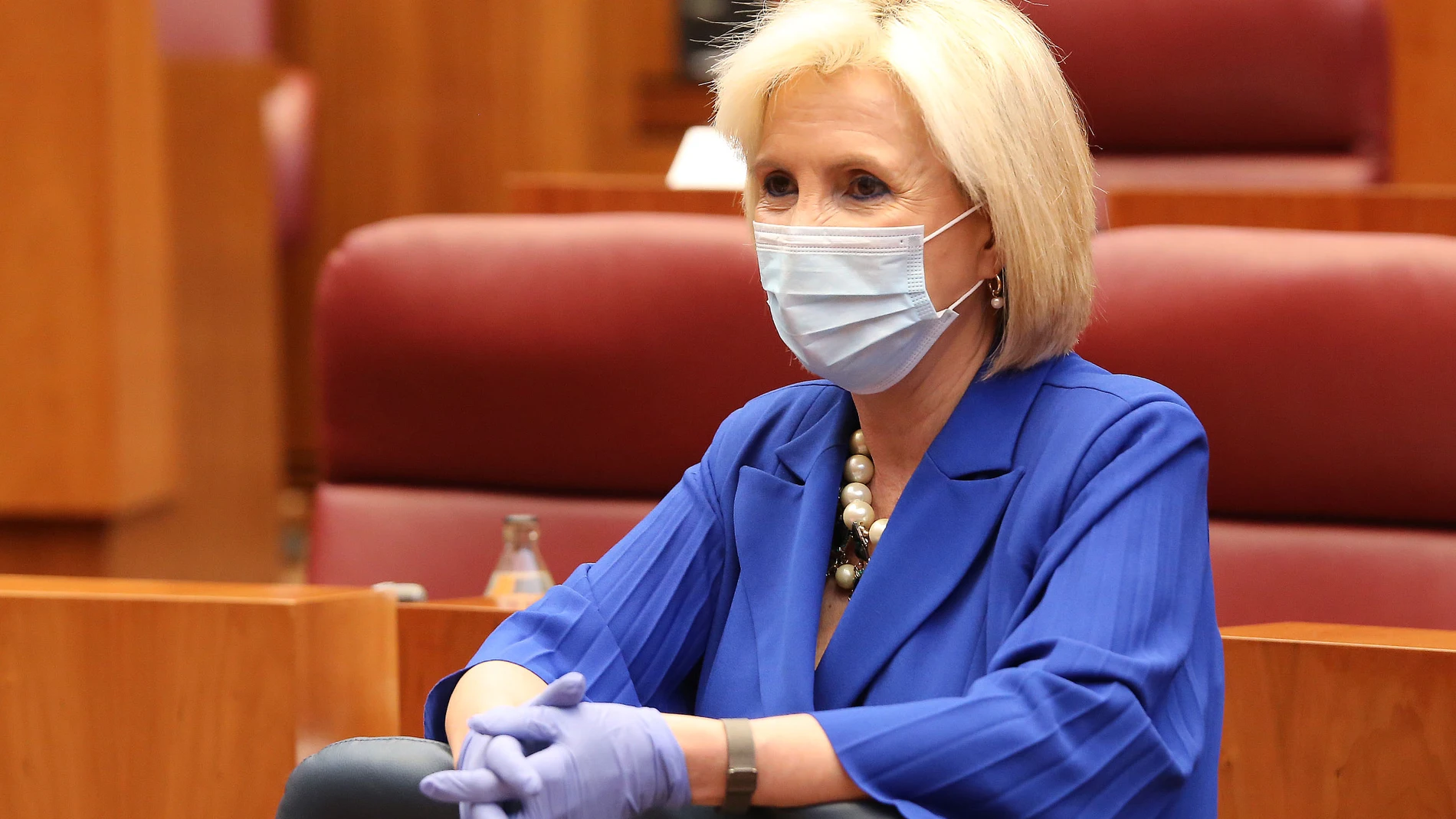 La consejera de Sanidad, Verónica Casado, con mascarilla, antes del comienzo de la sesión plenaria