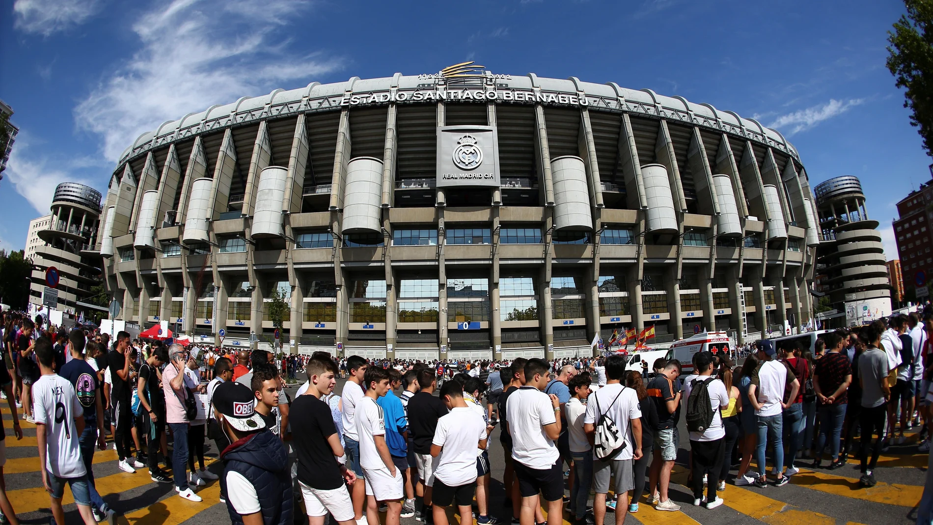 Los alrededores del Santiago Bernabéu, repletos de aficionados antes de un partido del Real Madrid