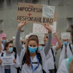 Una sanitaria sostiene un cartel que pide "Menos hipocresía y más responsabilidad", acompaña de decenas de miembros del personal sanitario protegidos con mascarilla, durante la concentración de sanitarios en el Día Internacional de la Enfermería a las puertas del Hospital Vall d'Hebron, en Barcelona (Catalunya, España), a 12 de mayo de 2020.12 MAYO 2020;BARCELONA;CATALUÑA;CONCENTRACION;ENFERMEROS;COVID-19David Zorrakino / Europa Press12/05/2020