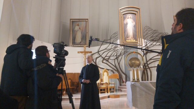 El rector del Santuario de la Divina Misericordia de Cracovia, durante el rodaje de "Wojtyla. La investigación"