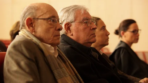 El expresidente del Palau de la Música Félix Millet junto al exdirector administrativo del Palau Jordi Montull, al comienzo del juicio por el expolio del Palau de la Música, en la Ciudad de la Justicia