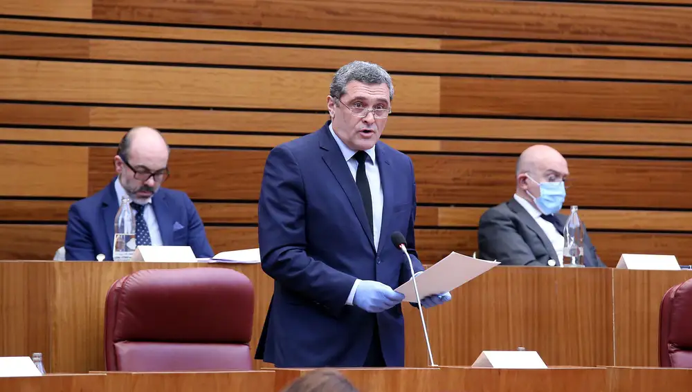 El procurador de Por Ávila, Pedro Pascual, durante su intervención en el Pleno