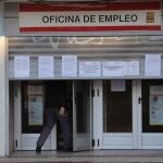 Un hombre entra en una oficina de empleo en Madrid.