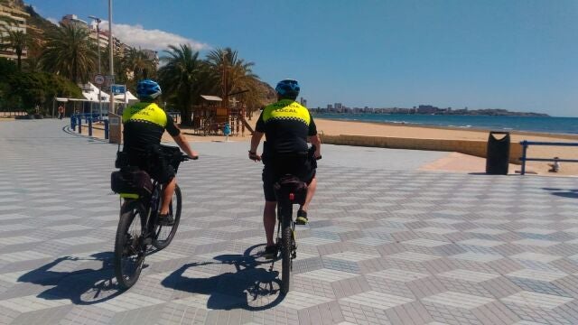 Dos agentes en bicicleta en El Postiguet.