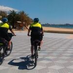 Dos agentes en bicicleta en El Postiguet.