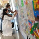 Durante la pandemia, los niños ingresados en el Hospital Pediátrico del Vall d'Heberon han coloreado un gran mural de seis por dos metros diseñado por Javi Royo. EFE/ Enric Fontcuberta
