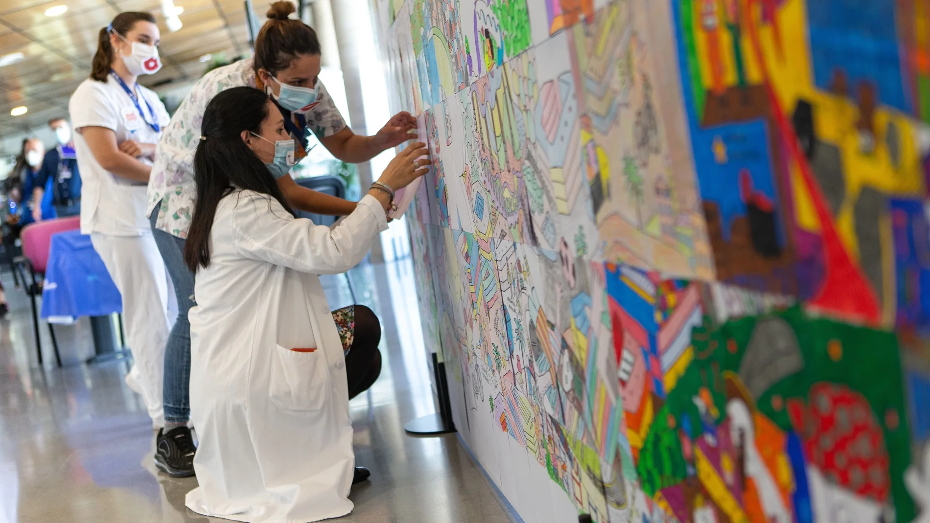 Niños ingresados en Hospital Vall d'Hebron colorean mural diseñado Javi Royo