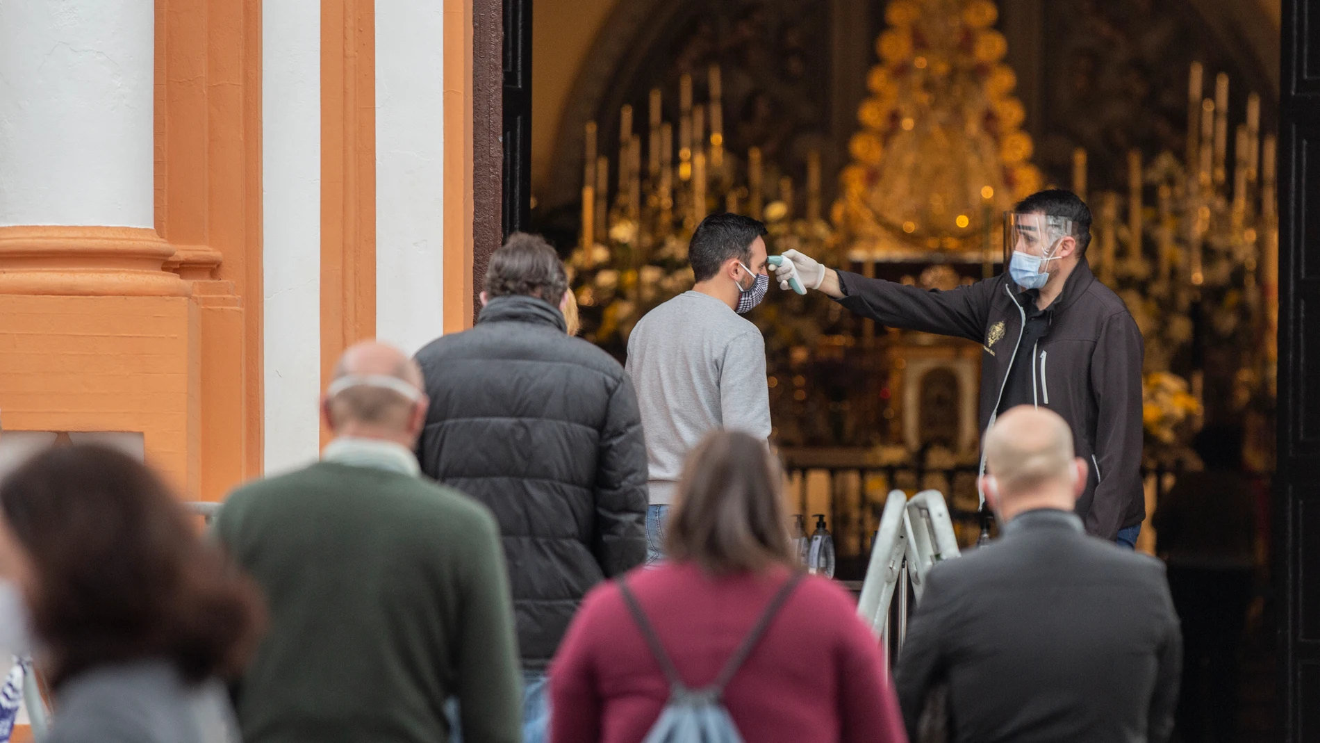 Medidas de seguridad en la parroquia donde se encuentra la Virgen del Rocío durante el primer día de apertura