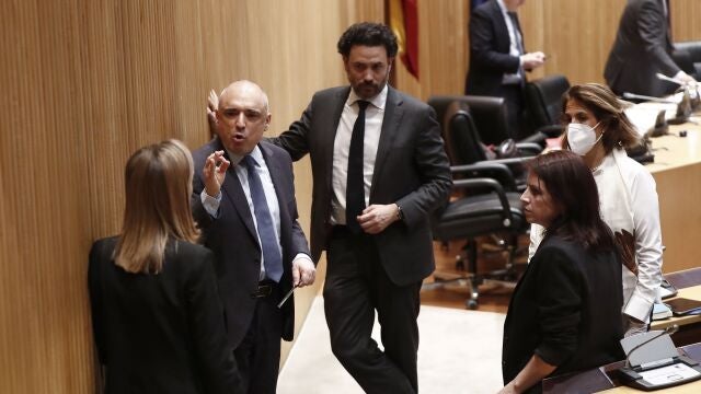 La portavoz socialista, Adriana Lastra junto al diputado del PSOE Rafael Simancas (2i) y la vicepresidenta segunda de la cámara, Ana Pastor (i) este miércoles en la primera sesión de la Comisión del Congreso para la Reconstrucción Social y Económica. EFE/MARISCAL POOL