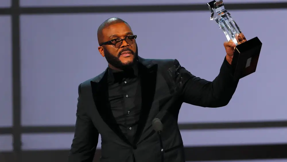 FILE PHOTO: Movie mogul Tyler Perry accepts the Ultimate Icon award at the 2019 BET Awards in Los Angeles, California, U.S., June 23, 2019 - REUTERS/Mike Blake/File Photo