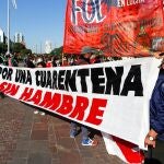 Un grupo de manifestantes protesta por la falta de alimentos y recursos en Buenos Aires, Argentina
