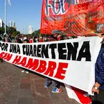 Un grupo de manifestantes protesta por la falta de alimentos y recursos en Buenos Aires, Argentina