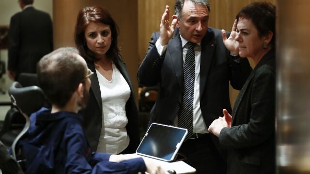 La portavoz del PSOE, Adriana Lastra, junto al de Podemos, Pablo Echenique, y la de Bildu, Mertxe Aizpurua, quienes firmaron el acuerdo