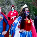 Enfermeras de un hospital de Nueva York contemplan una performance con super héroes para celebrar el Día de la Enfermeria