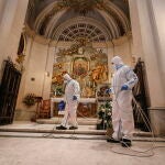 Dos soldados con trajes de protección desinfectan la iglesia de Nuestra Señora del Amor Divino en Roma este miércoles