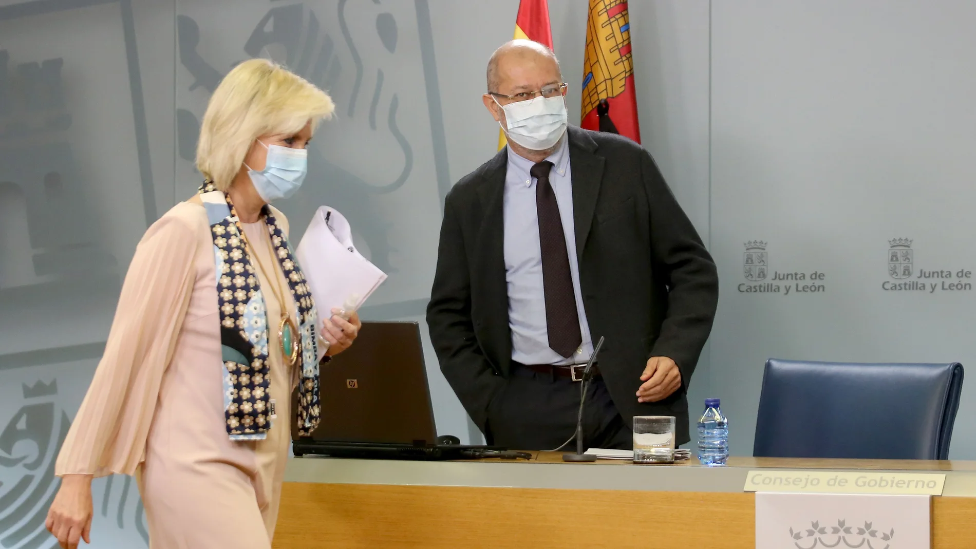 El vicepresidente Igea y la consejera de Sanidad, Verónica Casado, llegan con mascarilla a la rueda de prensa tras el Consejo de Gobierno