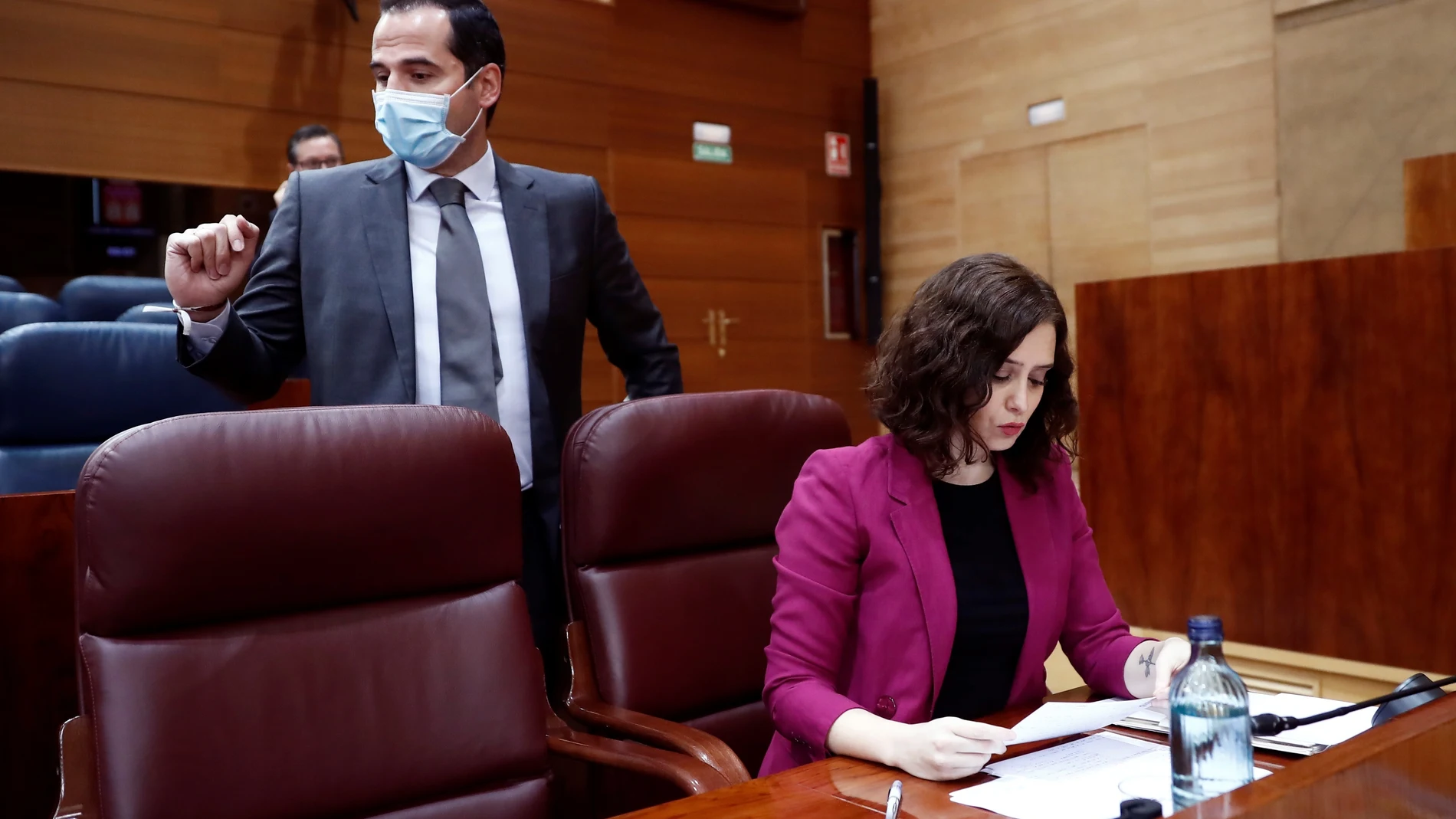 Ayuso (d) y Aguado (i) antes del comienzo de una sesión de control al ejecutivo regional en la Asamblea de Madrid