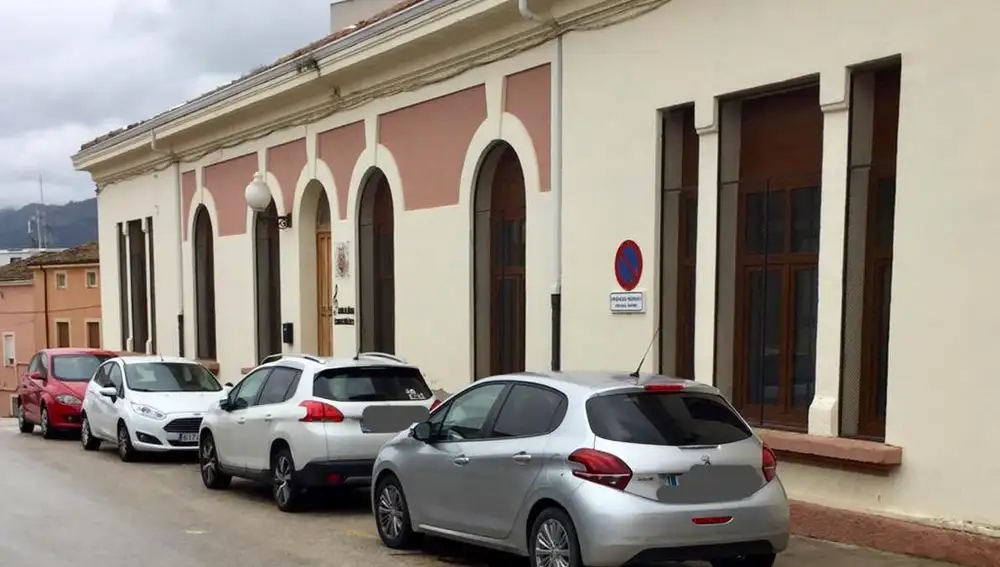 Vehículos particulares del personal sanitario aparcados frente al centro de salud de Bocairent