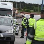 Miembros de la Guardia Civil realizan un control de carretera el jueves 14 de mayo en la A2, por le puente de San Iisidro