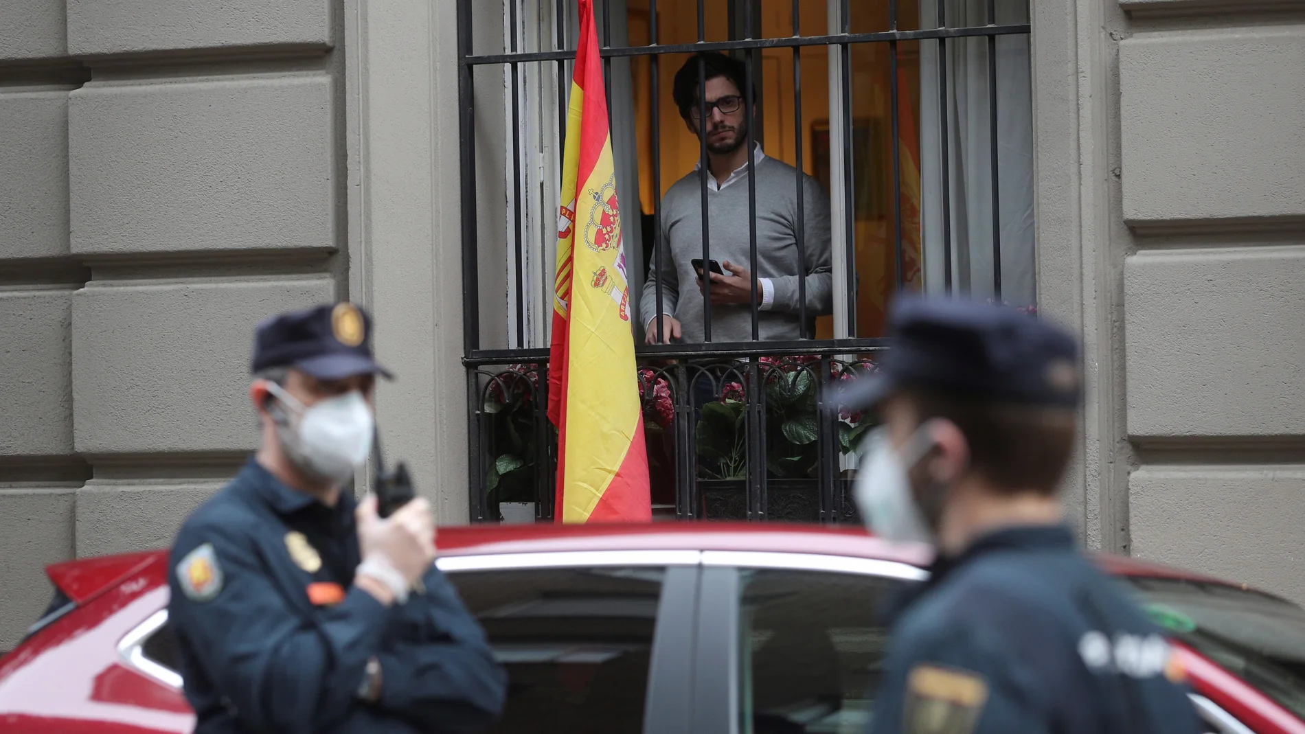 Vecinos del madrileño barrio de Salamanca se manifiestan contra el Gobierno, vigilados por un fuerte dispositivo policial, por su gestión en la crisis del coronavirus, este jueves en Madrid.