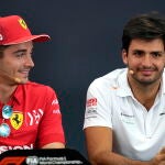 Carlos Sainz junto a su futuro compañero en Ferrari, Charles Leclerc