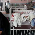 Bebés que perdieron a sus madres durante el ataque del martes en el hospital de Kabul