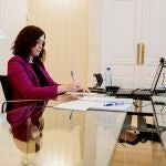 La presidenta de la Comunidad de Madrid, Isabel Díaz Ayuso, en una de las reuniones que ha mantenido a distancia en los últimos días