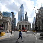 Una mujer pasea junto al Banco de Inglaterra en la City londinense