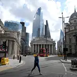Una mujer pasea junto al Banco de Inglaterra en la City londinense