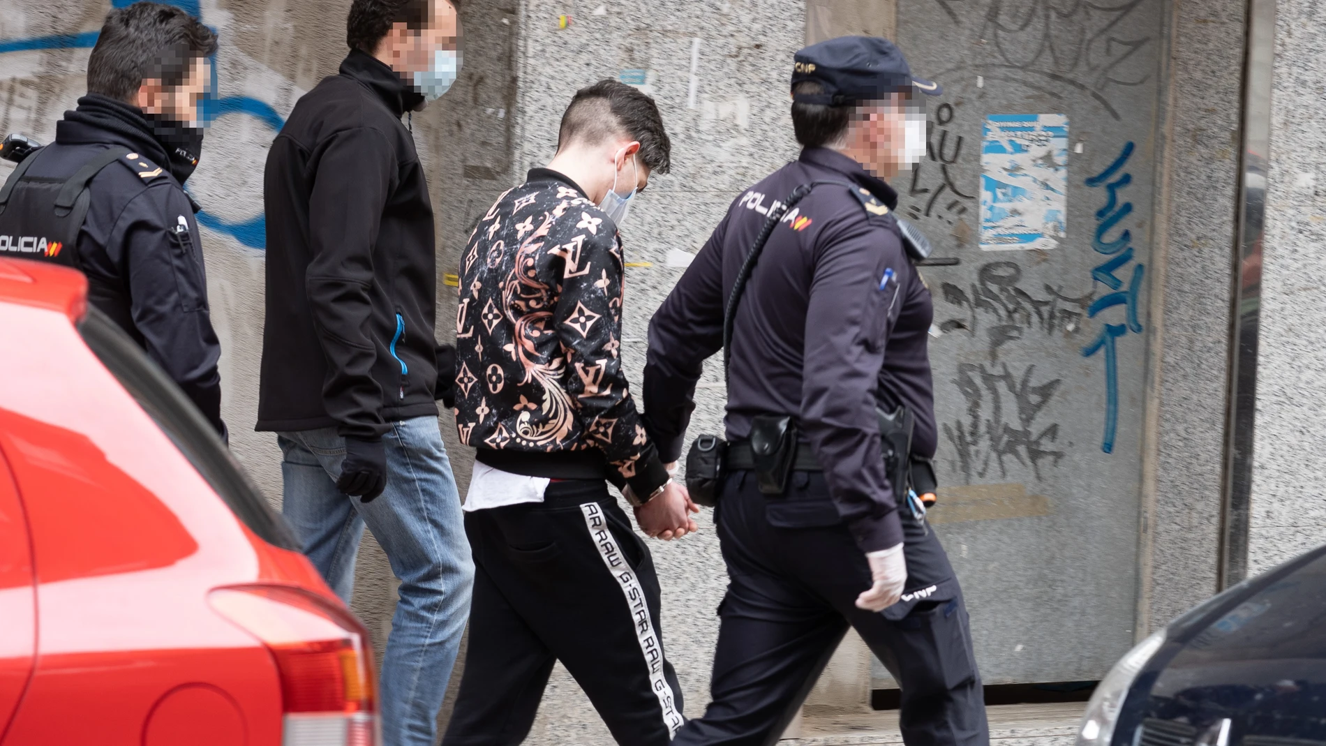 Uno de los detenidos por estafa acompaña a los agentes tras el registro de su domicilio en Valladolid