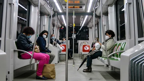 Pasajeros del metro de Sevilla, siguiendo las medidas de seguridad
