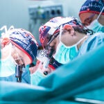Equipo médico durante una operación