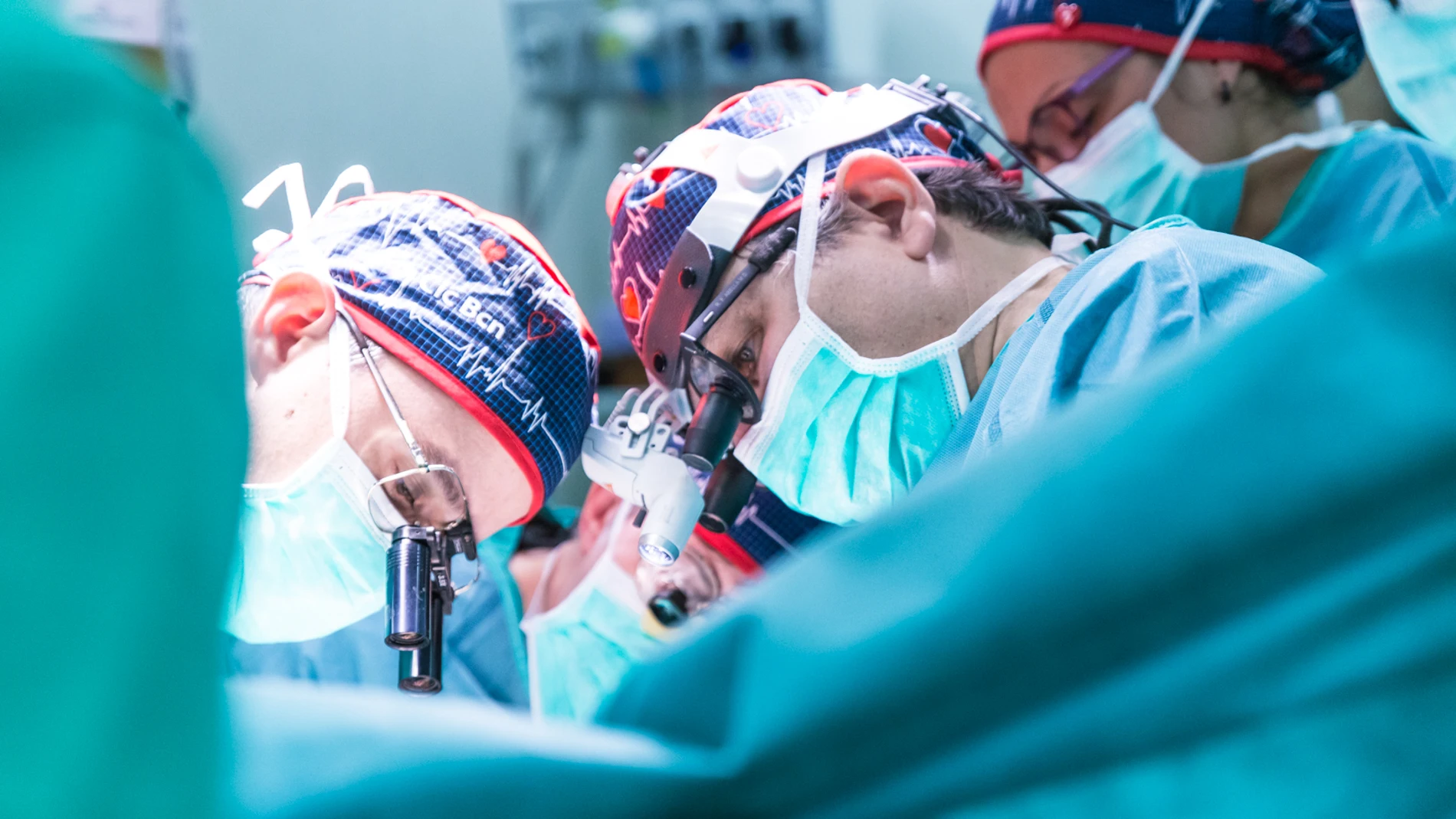 Equipo médico durante una operación