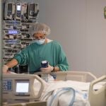 Una UCI del Hospital Vall d'Hebron, en las últimas 24 horas han ingresado seis personas en cuidados intensivos por la COVID-19. EFE/Marta Pérez.