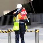 Una mujer trabaja en una obra de Sevilla durante el estado de alarma