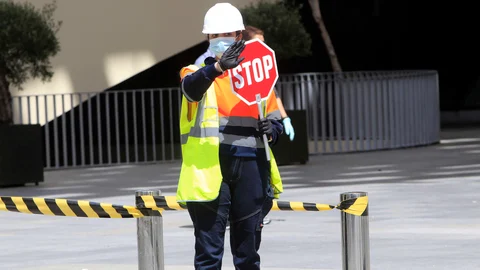 Una mujer trabaja en una obra de Sevilla durante el estado de alarma