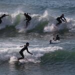 Decenas de surfistas practicando deporte esta mañana en las playas de Barcelona durante la Fase 0 de la desescalada . EFE/Enric Fontcuberta