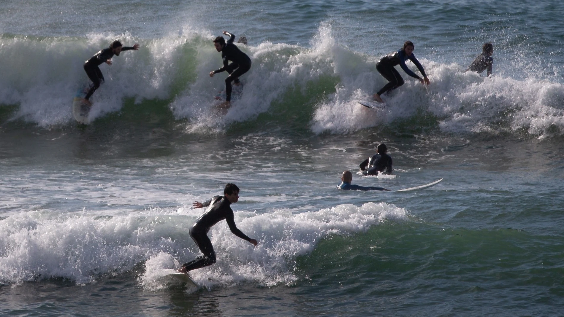 surfistas en la playa de Barcelona