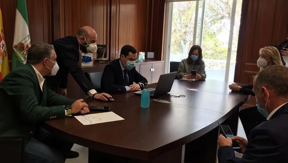 El presidente de la Junta, Juanma Moreno, se reúne con la alcaldesa de Marbella, Ángeles Muñoz, junto al consejero de Presidencia, Elías Bendodo, y el presidente de la Mancomunidad de Municipios de la Costa del Sol, José Mena