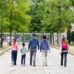 Padres paseando con sus hijos por el Parque de María Luisa de Sevilla