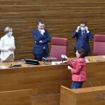 La diputada que ha resultada elegida presidenta de la comisión, Carmen Martínez (PSPV) en el momento de depositar su voto para la constitución de la Mesa